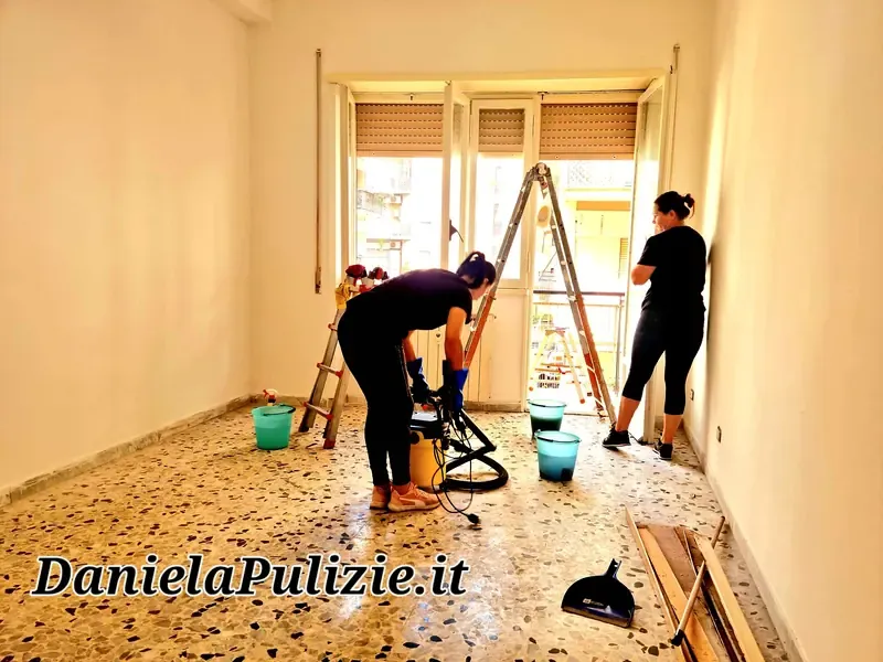 Ambiente interno rifinito durante un intervento di pulizia professionale