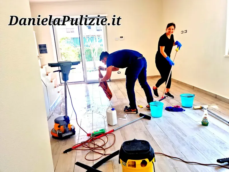 Ambiente interno rifinito durante un intervento di pulizia professionale