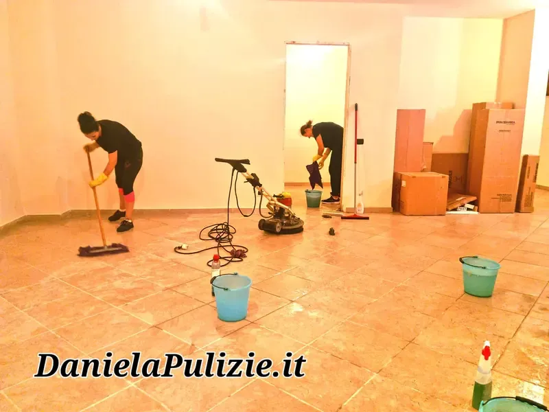 Ambiente interno rifinito durante un intervento di pulizia professionale