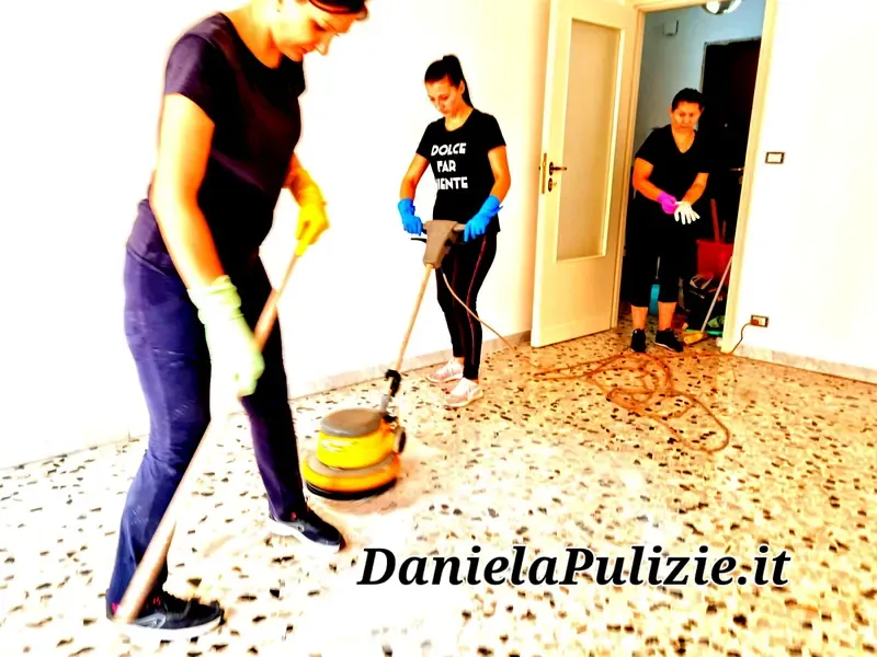 Ambiente interno rifinito durante un intervento di pulizia professionale