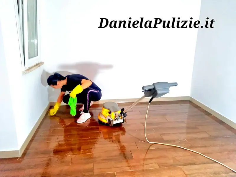 Ambiente interno rifinito durante un intervento di pulizia professionale