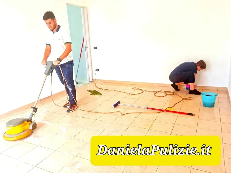 Ambiente interno rifinito durante un intervento di pulizia professionale