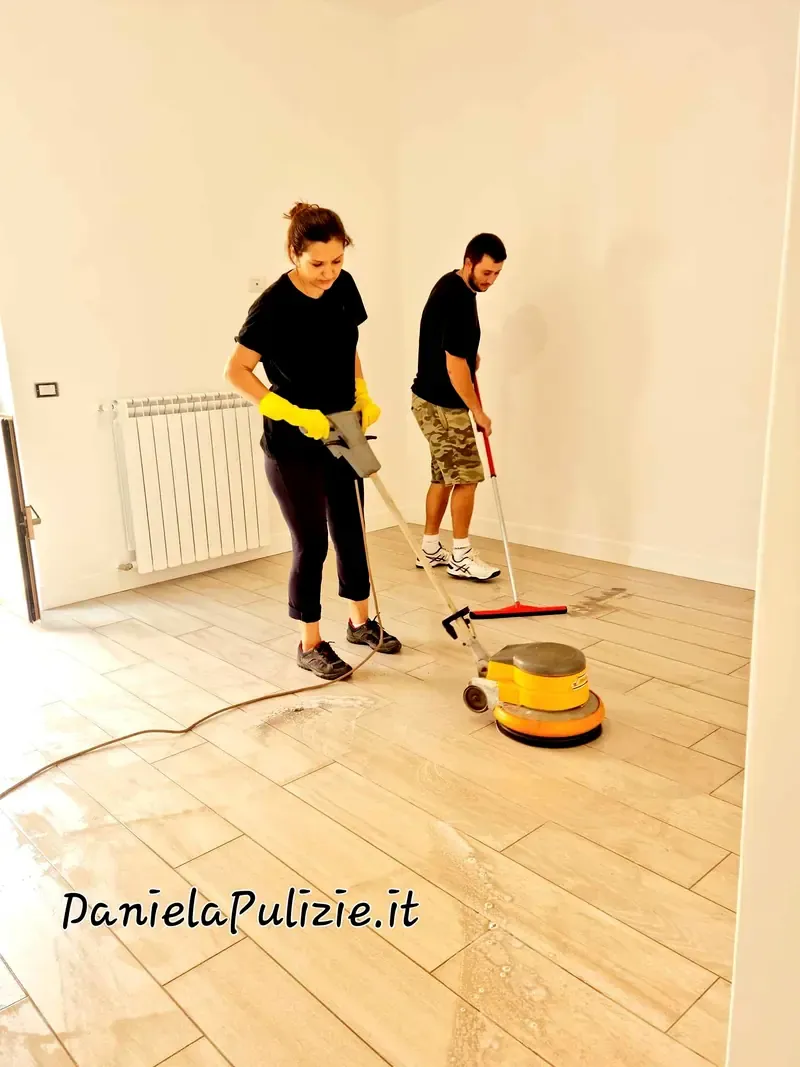 Ambiente interno rifinito durante un intervento di pulizia professionale