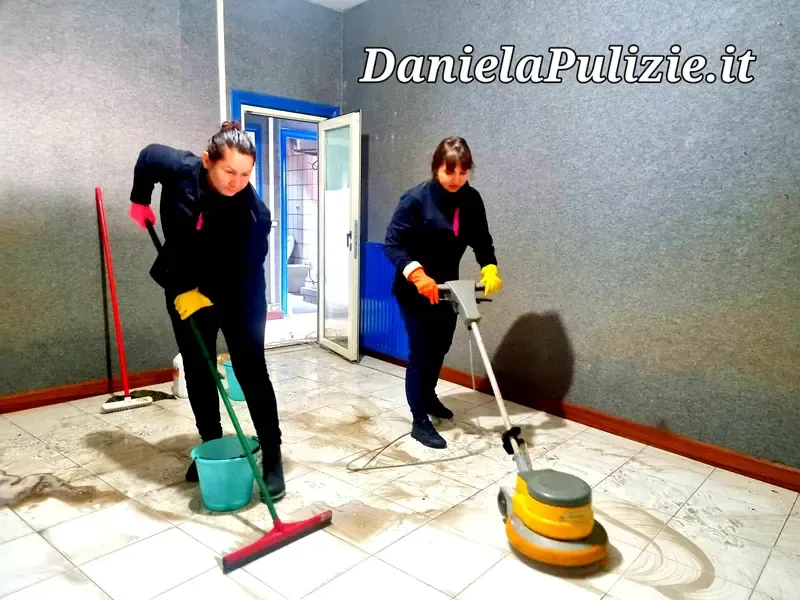 Ambiente interno rifinito durante un intervento di pulizia professionale
