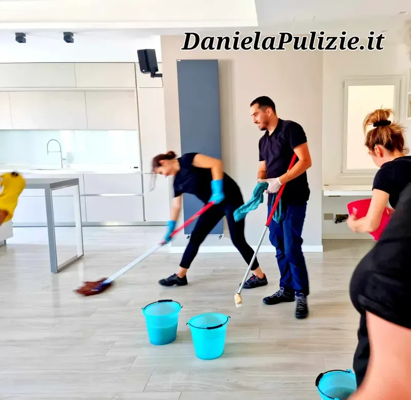 Ambiente interno rifinito durante un intervento di pulizia professionale