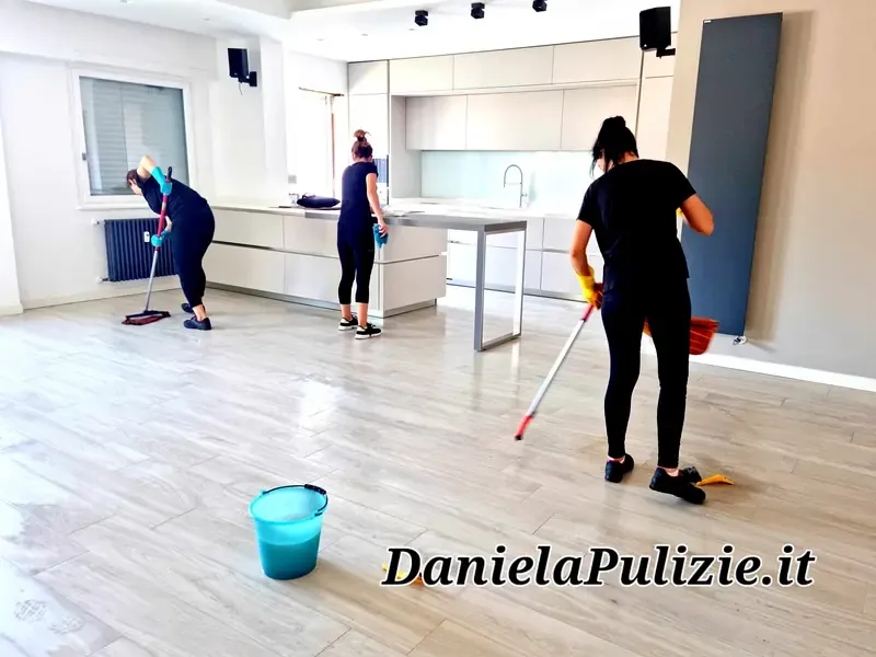 Ambiente interno rifinito durante un intervento di pulizia professionale