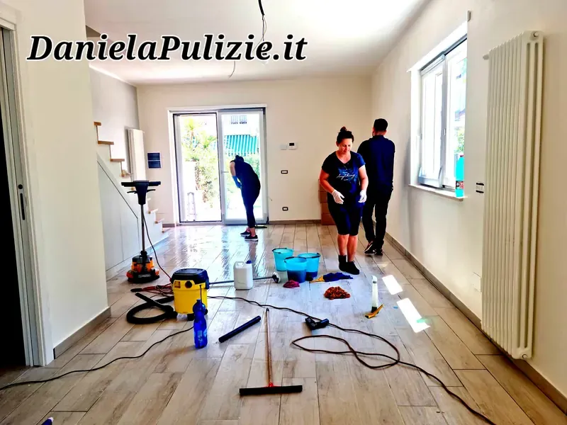 Ambiente interno rifinito durante un intervento di pulizia professionale