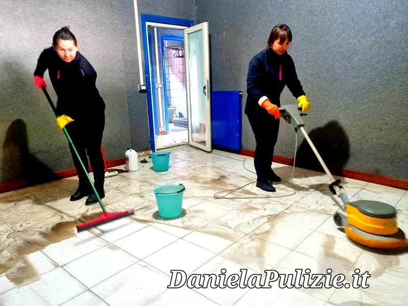Ambiente interno rifinito durante un intervento di pulizia professionale