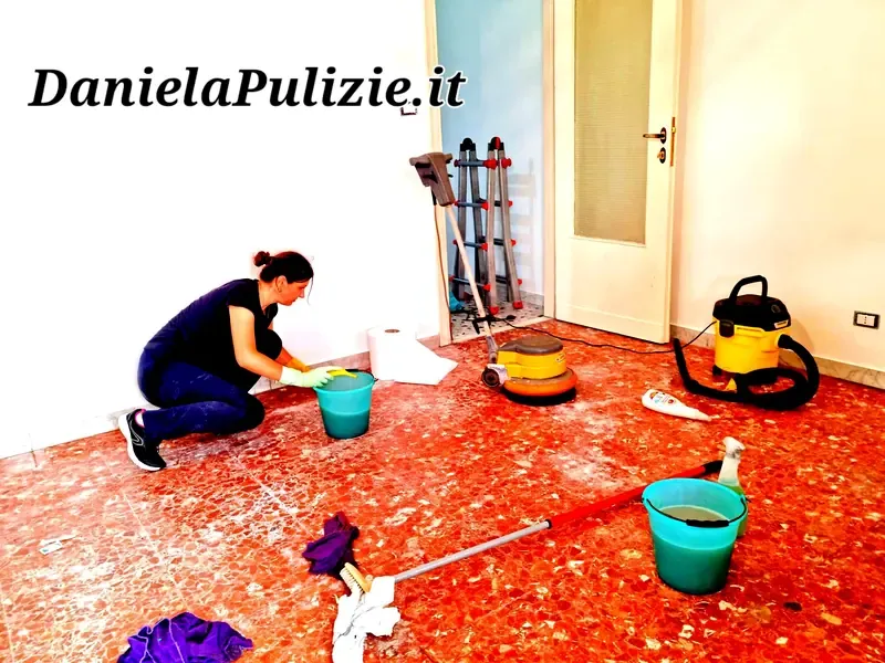 Ambiente interno rifinito durante un intervento di pulizia professionale