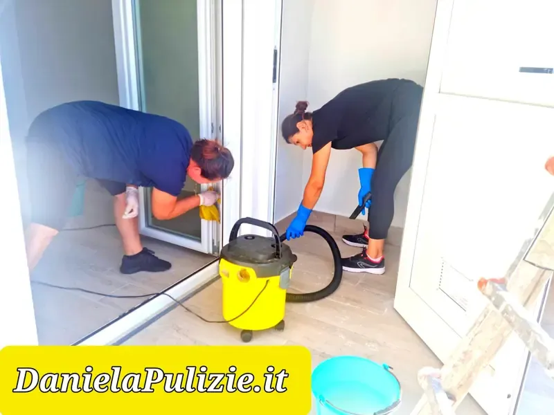 Ambiente interno rifinito durante un intervento di pulizia professionale