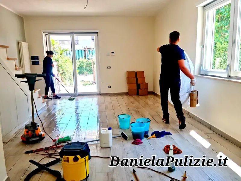 Ambiente interno rifinito durante un intervento di pulizia professionale