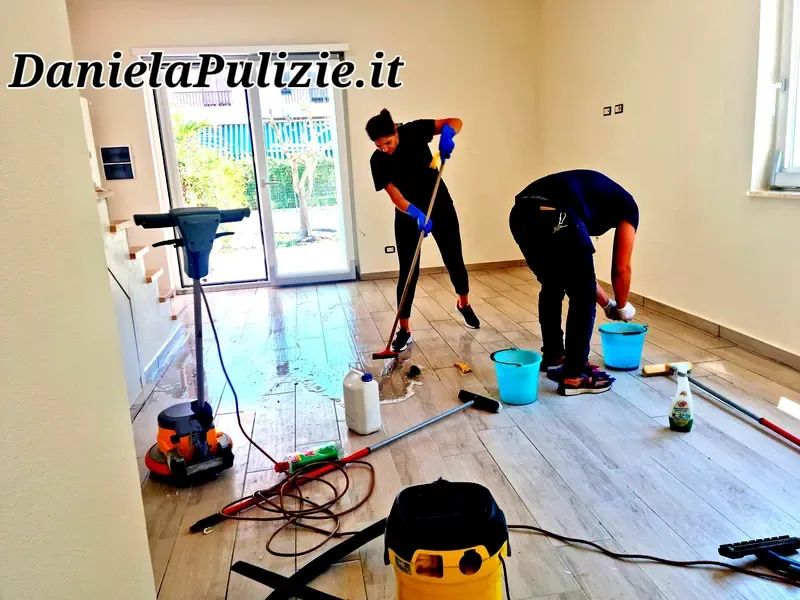 Ambiente interno rifinito durante un intervento di pulizia professionale