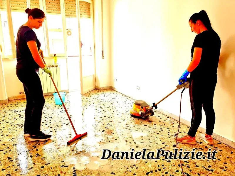 Ambiente interno rifinito durante un intervento di pulizia professionale