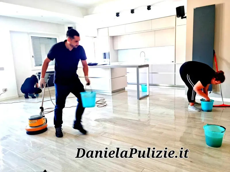 Ambiente interno rifinito durante un intervento di pulizia professionale