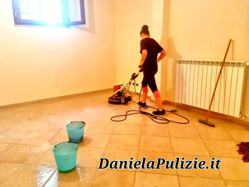 Ambiente interno rifinito durante un intervento di pulizia professionale