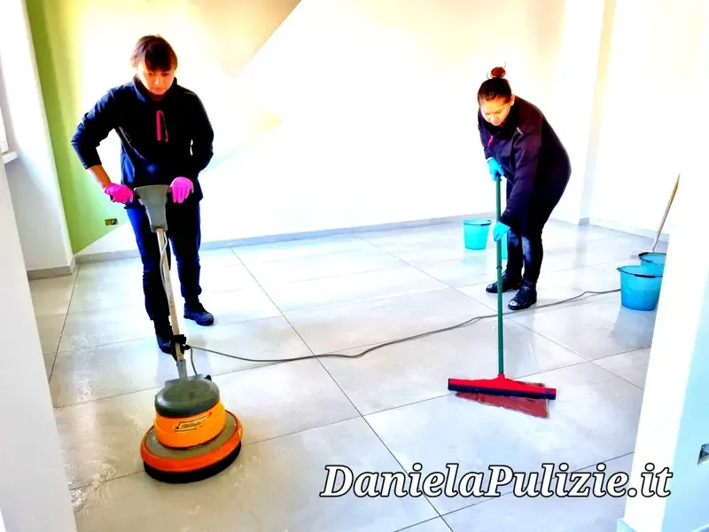 Due addette durante la pulizia professionale di un pavimento con monospazzola