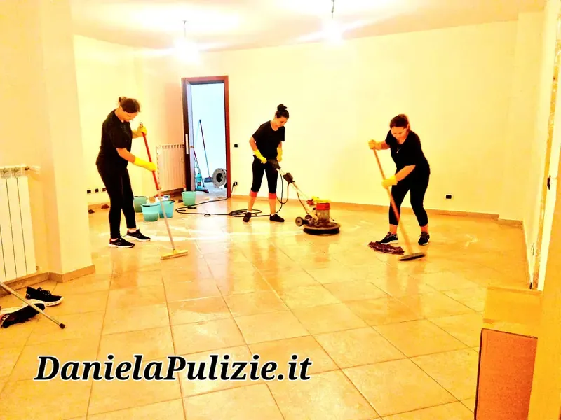 Ambiente interno rifinito durante un intervento di pulizia professionale
