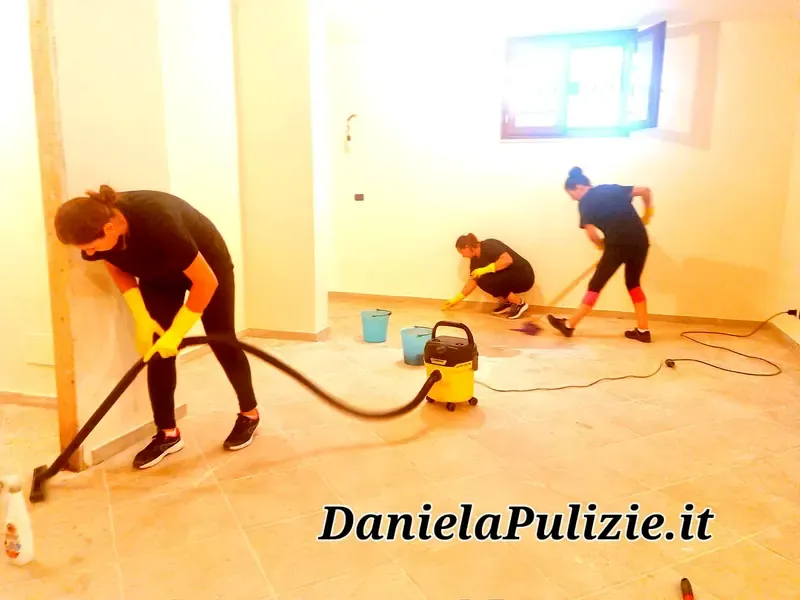 Ambiente interno rifinito durante un intervento di pulizia professionale