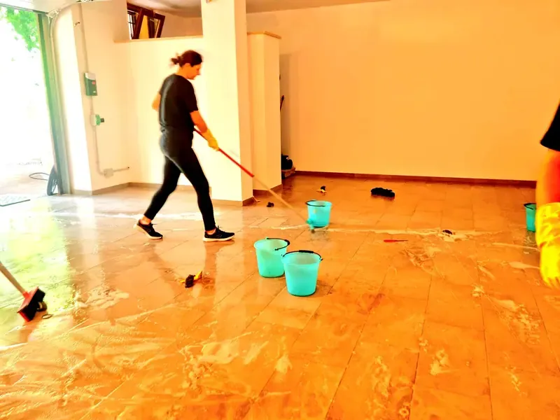 Ambiente interno rifinito durante un intervento di pulizia professionale