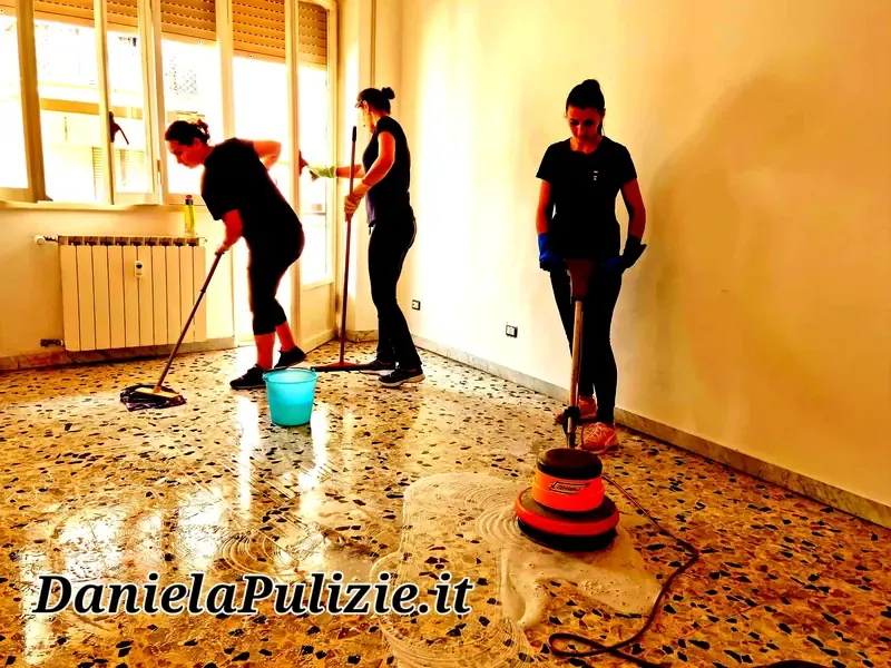 Ambiente interno rifinito durante un intervento di pulizia professionale
