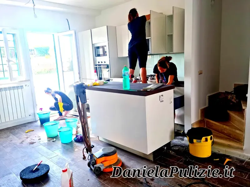 Ambiente interno rifinito durante un intervento di pulizia professionale
