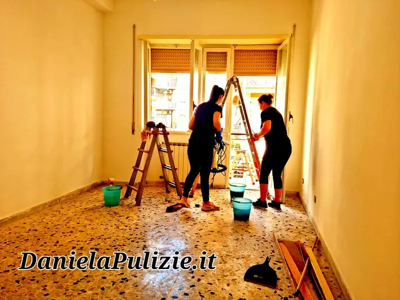 Ambiente interno rifinito durante un intervento di pulizia professionale