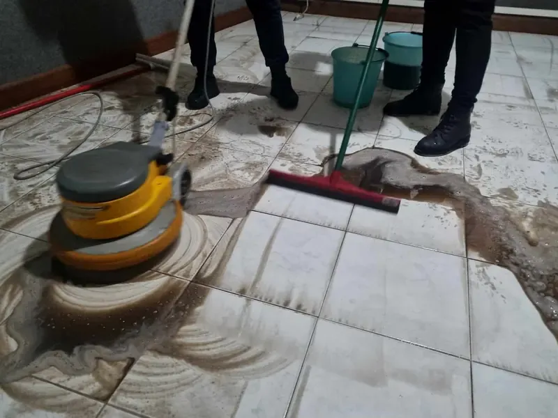 Ambiente interno rifinito durante un intervento di pulizia professionale