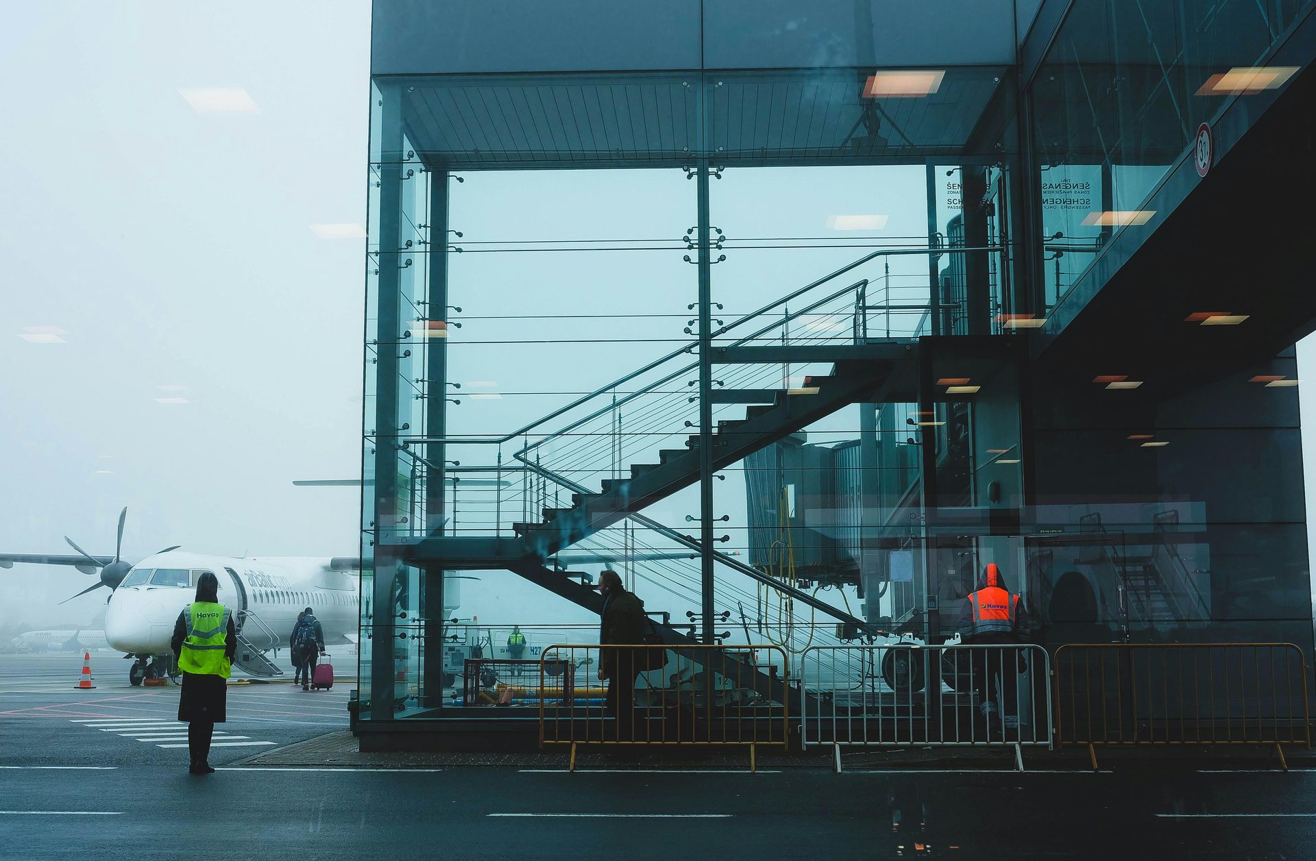 Een groep mensen loopt met bagage door een luchthaven.