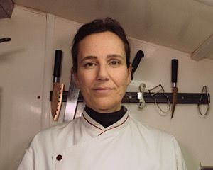 cuisinière dans sa cuisine
