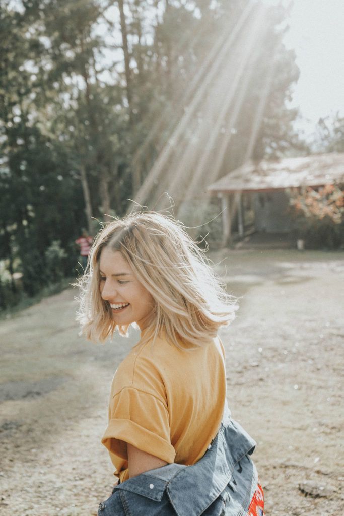 Jeune femme dans la nature qui sourie