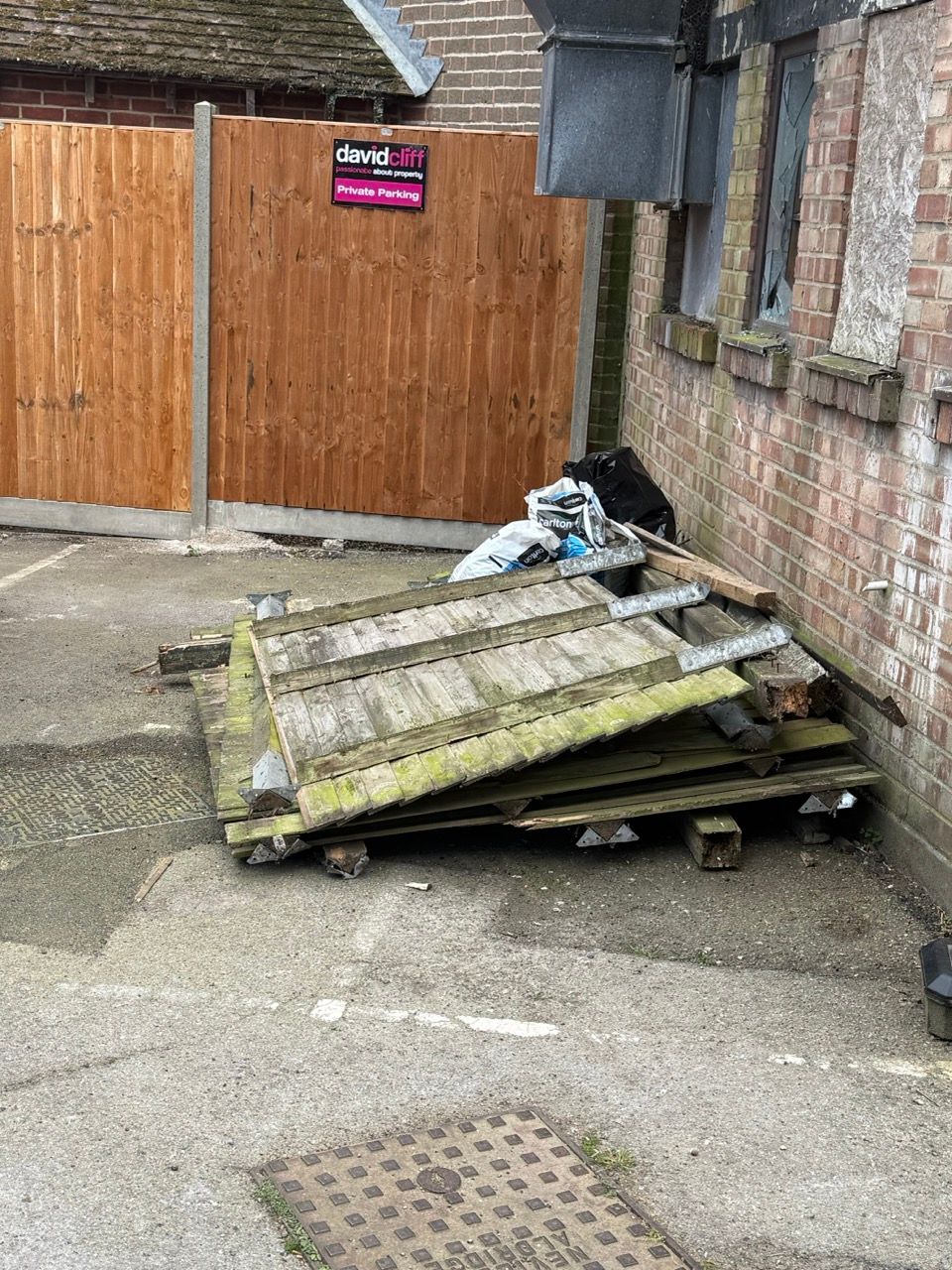 damaged fence removal collection and disposal Reading, Berkshire and surrounding counties
clearance of fence panels