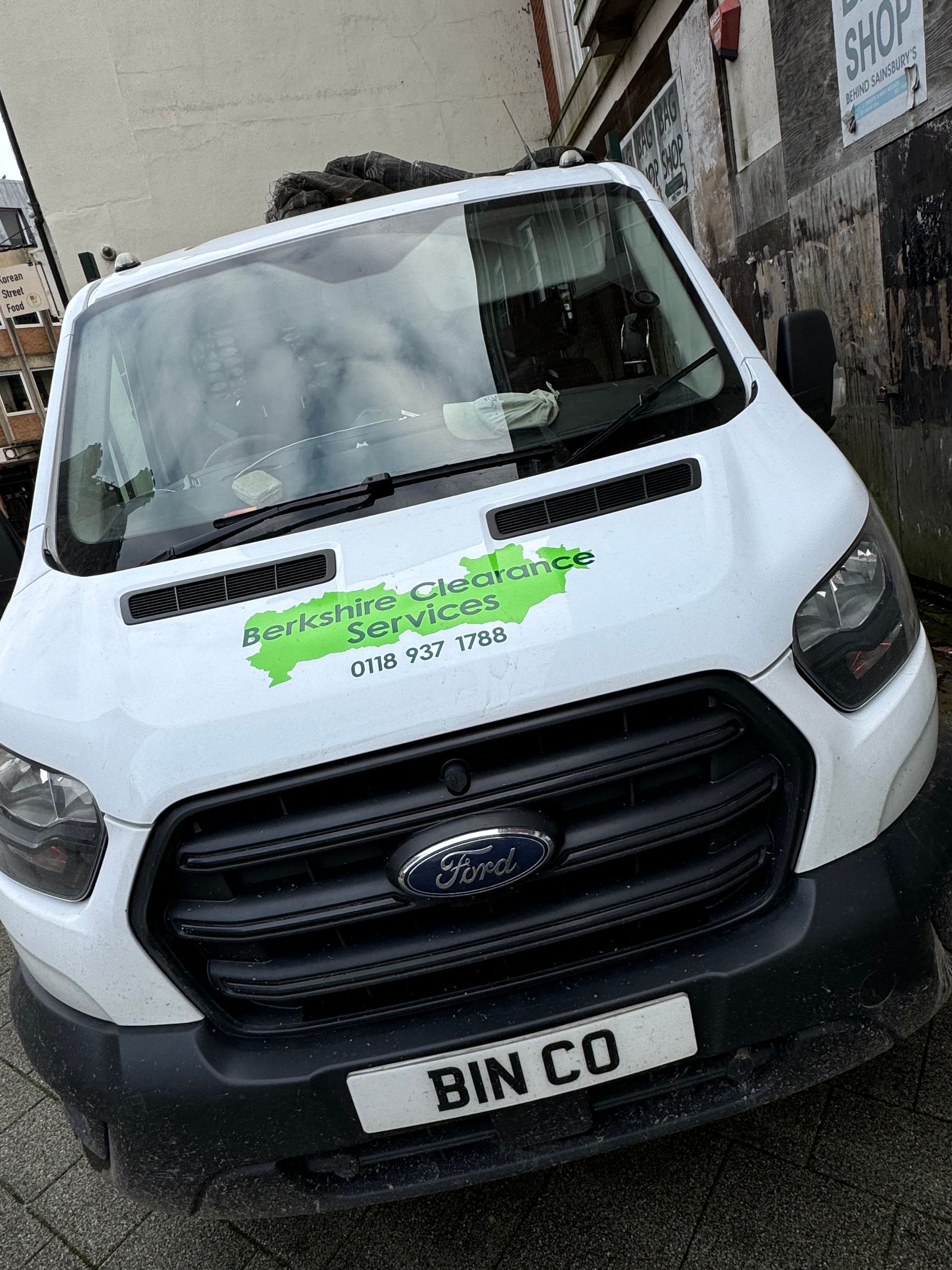 Modern Berkshire Clearance Services Wait and Load waste collection vehicle