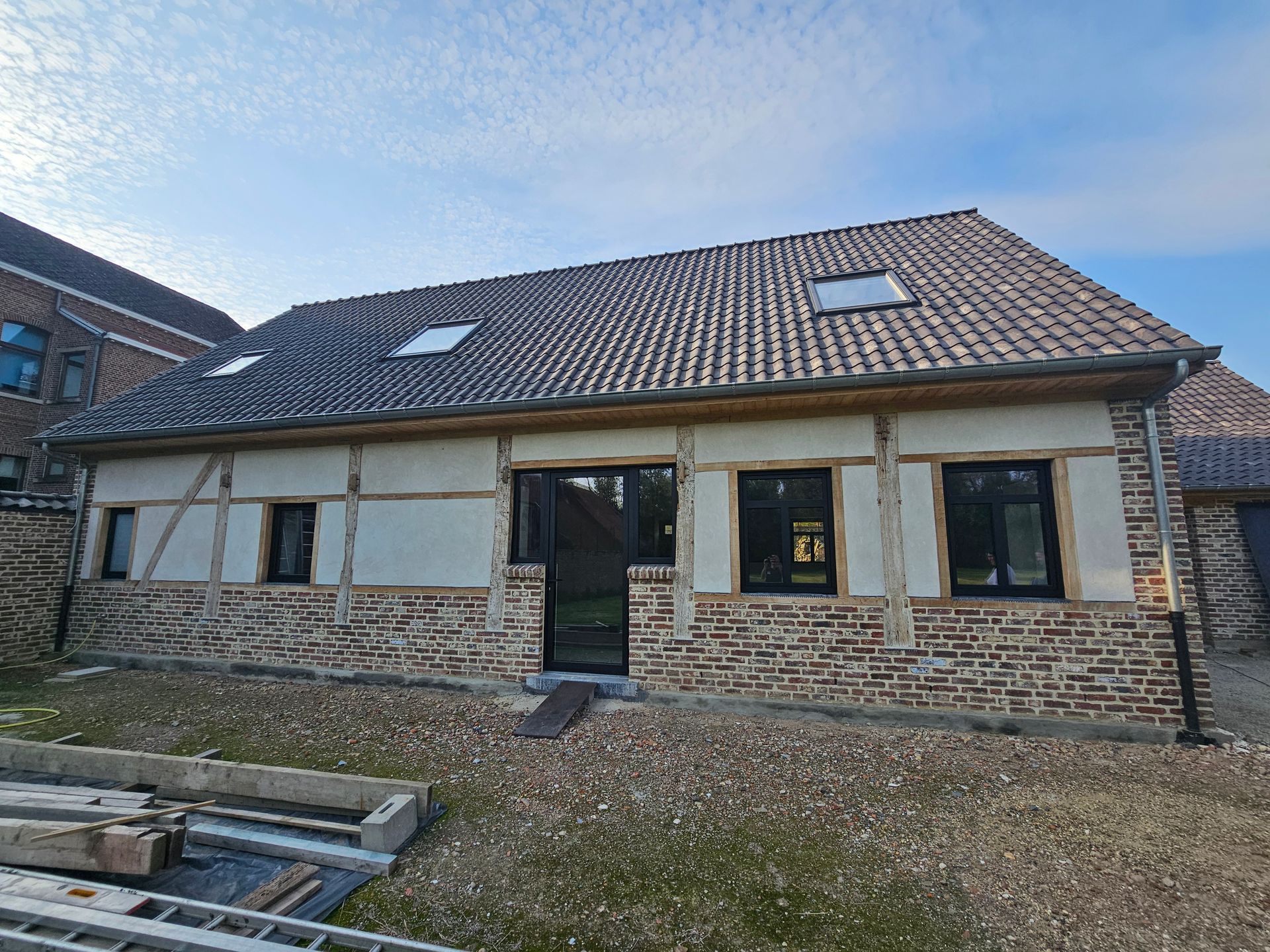 Volledige gevel van de gerenoveerde schuur in Brustem