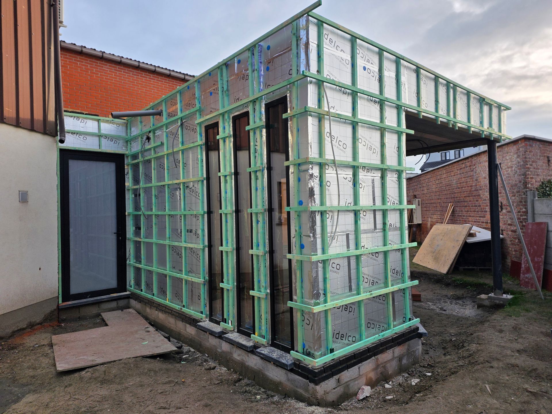 Lattenwerk op geïsoleerde buitenwanden tijdens de uitvoering