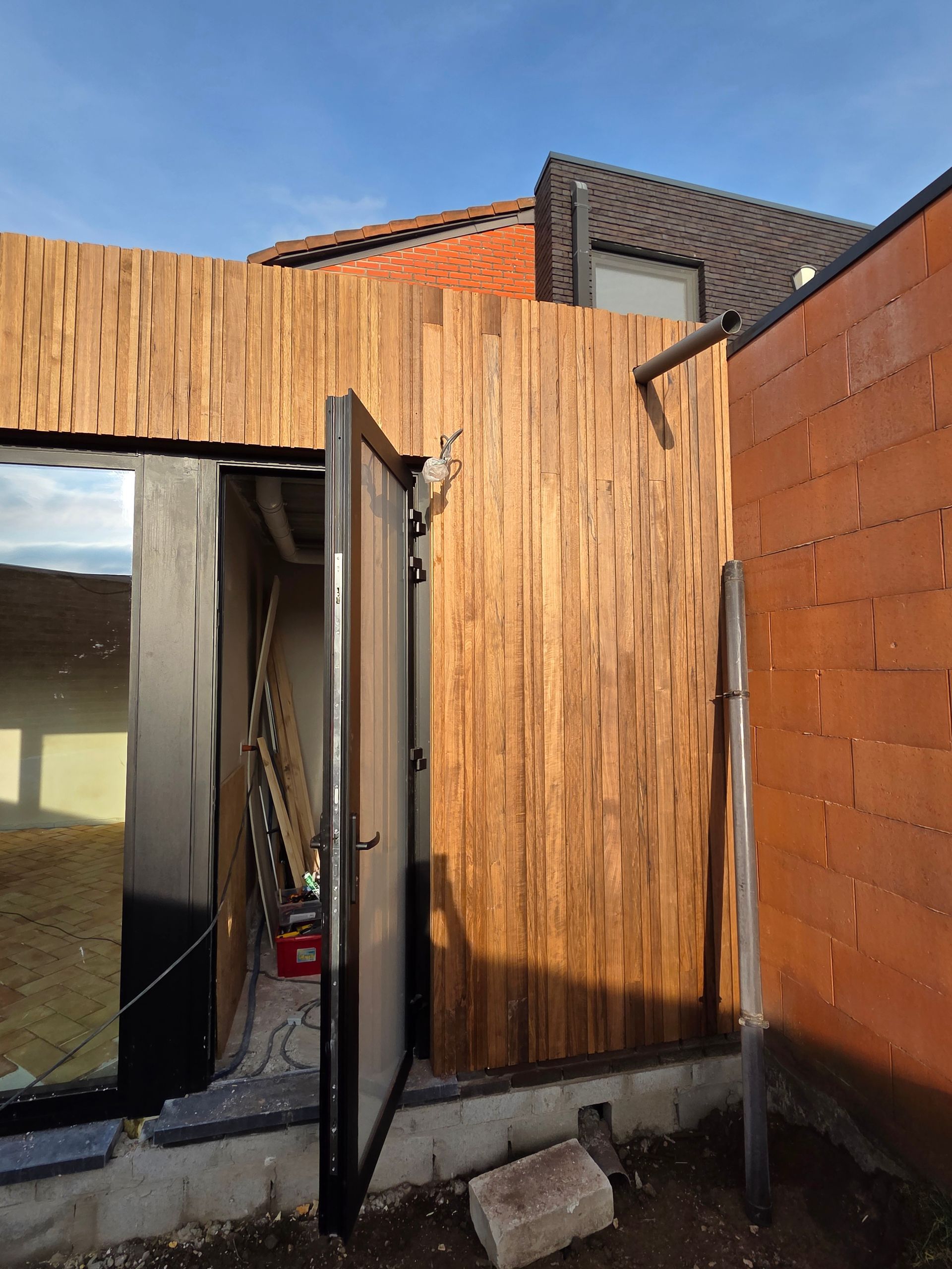 Verticale houten gevelbekleding rond de buitendeur