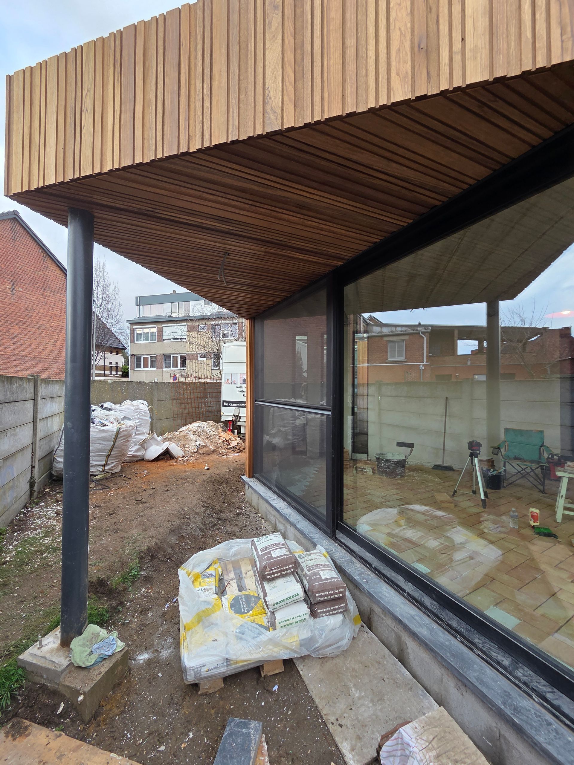 Thermo fraké plafond onder de oversteek naast zwarte aluminium ramen