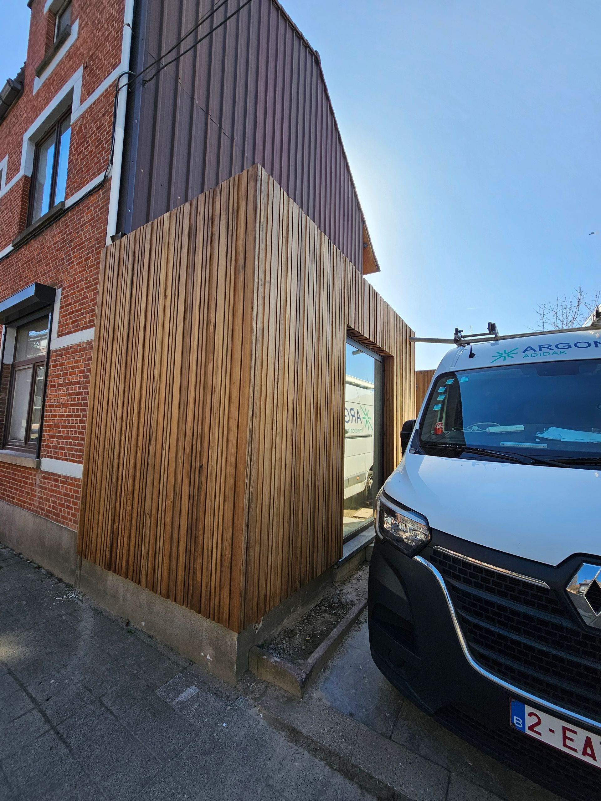 Afgewerkte straatzijde met verticale thermo fraké gevelbekleding