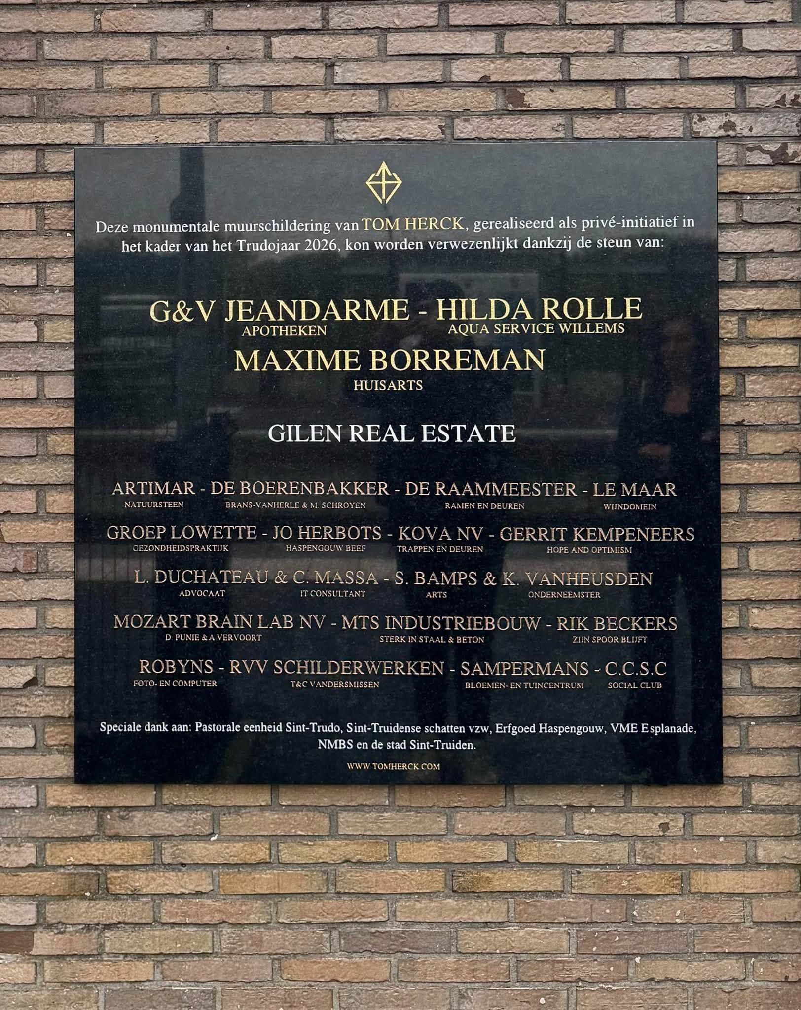 Sponsorbord met alle partners van de muurschildering van Tom Herck in Sint-Truiden