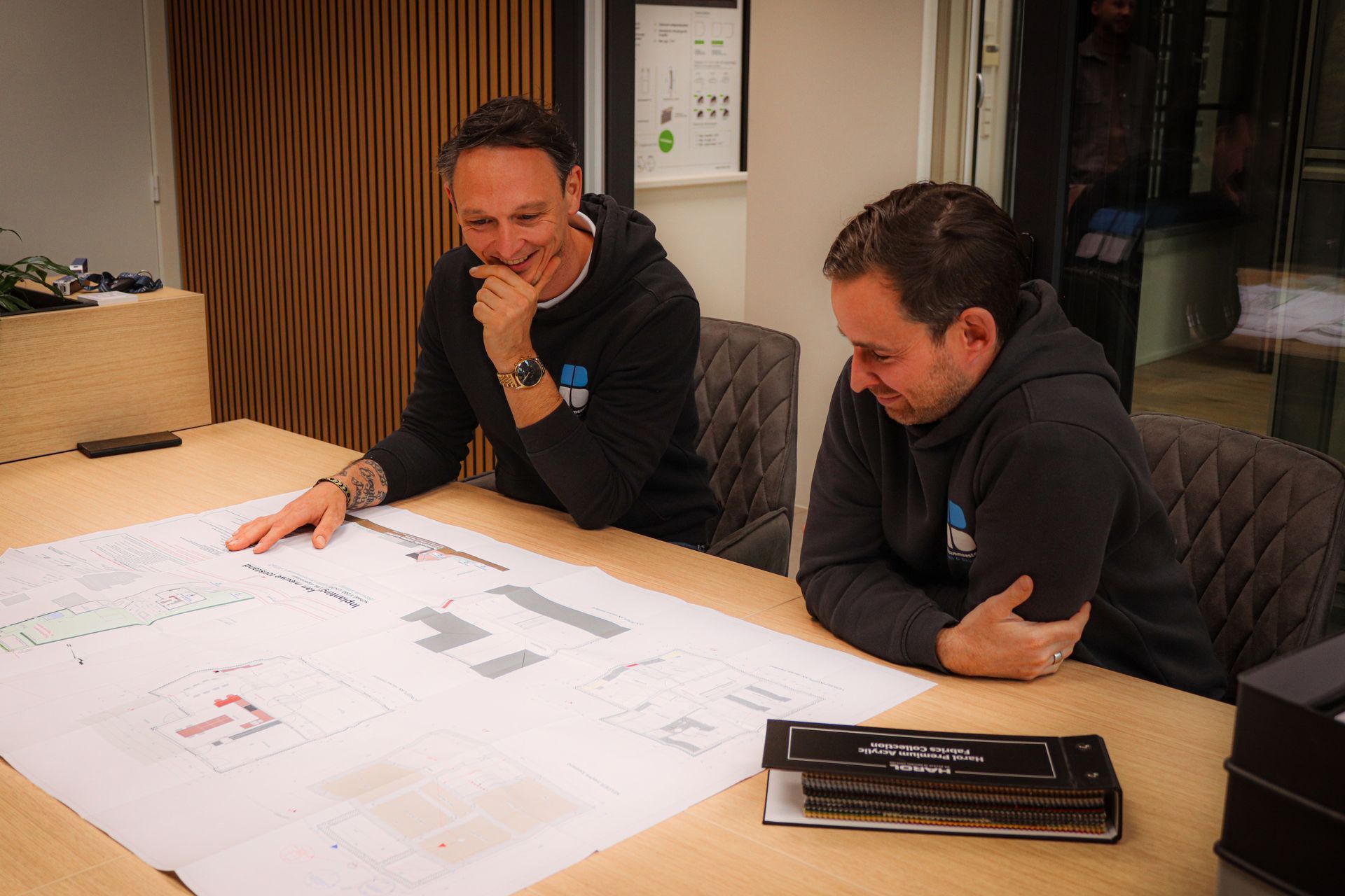 Steve en Dusty bespreken plannen in de showroom van De Raammeester