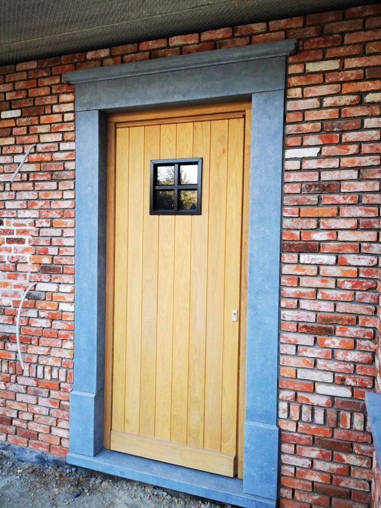 eik naturel massieve voordeur nieuwbouwwoning met raam met kruis verdeling in zwart. combinatie voor steel look ramen 