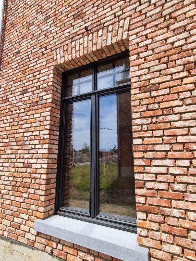 steel look sl38 Reynaers aluminium nieuwbouwwoning. 9005 structuurlak 9T05 Limburg Raammeester Sint Truiden