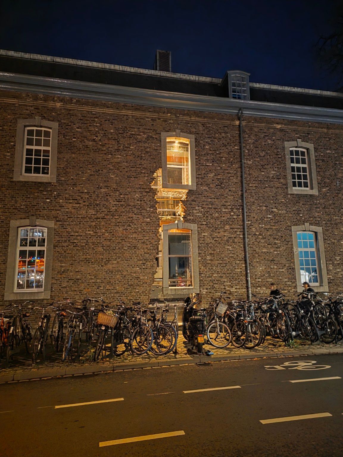Verlichte scheur in de gevel van het Historisch Centrum Limburg in Maastricht