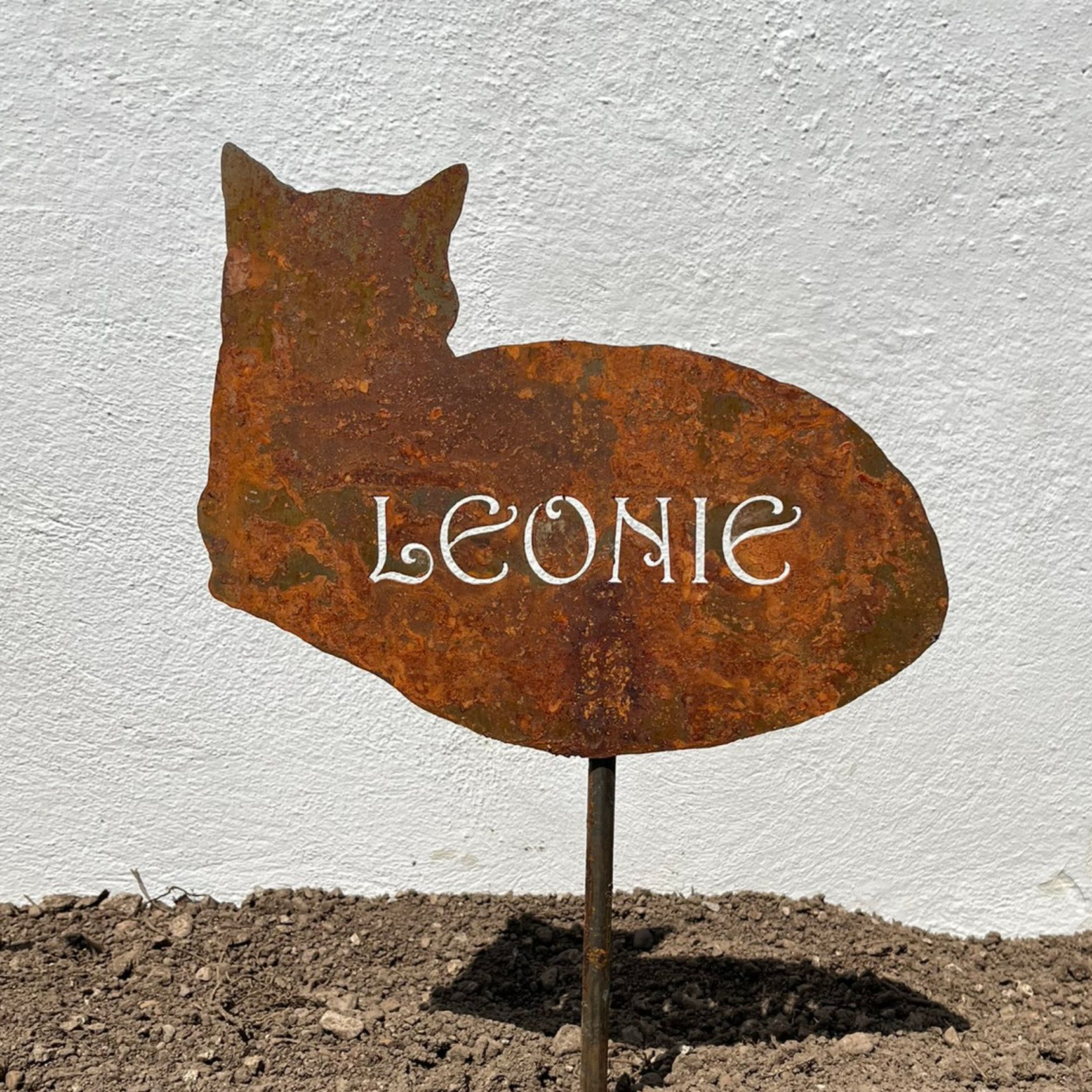 Rostiger, metallener, katzenförmiger Gartenstecker mit dem ausgeschnittenen Schriftzug „LEONIE“,