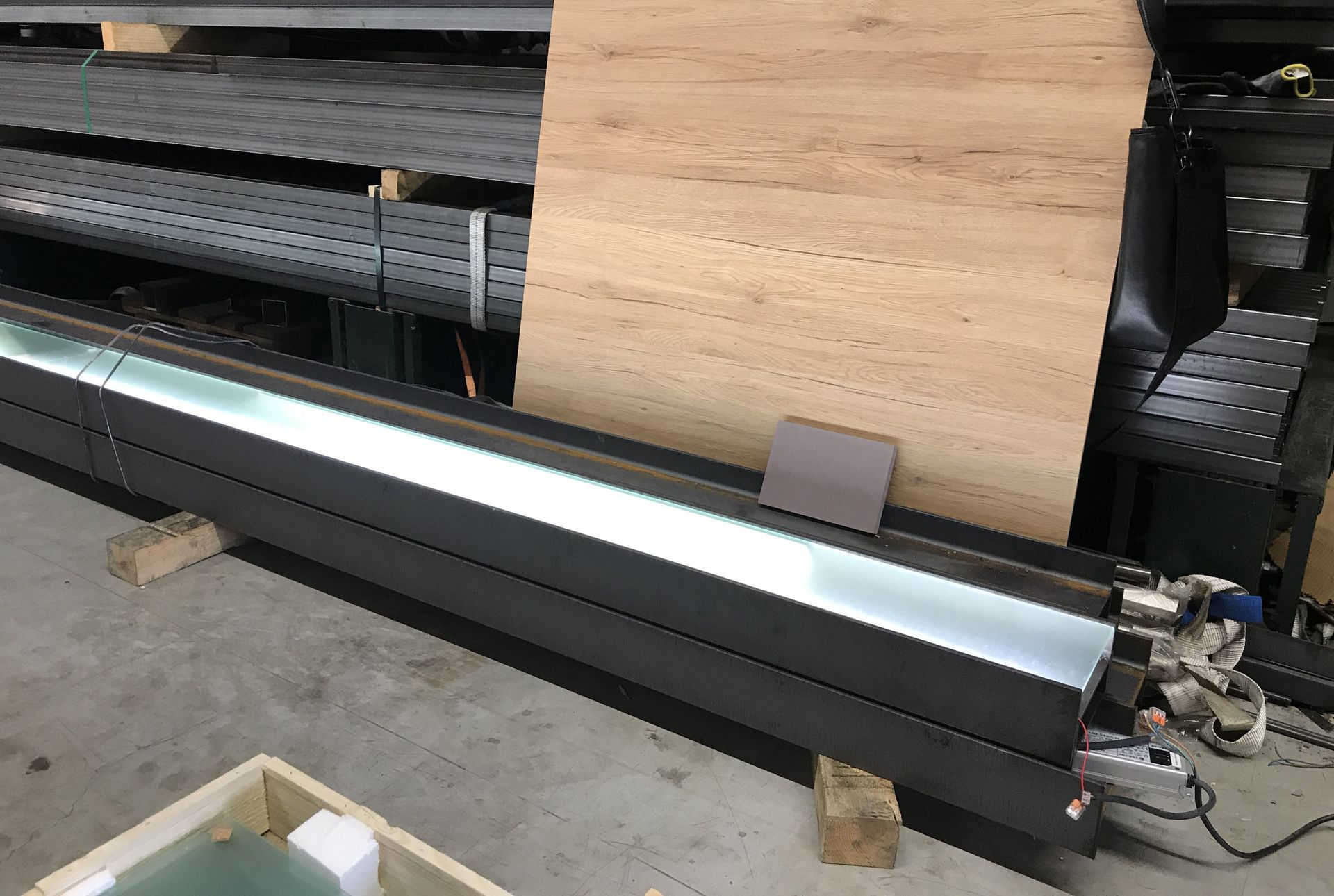Materialdetail für das Shopdesign mit I-Träger, Glasauflage und Eichenholz für die Brillenpräsentation