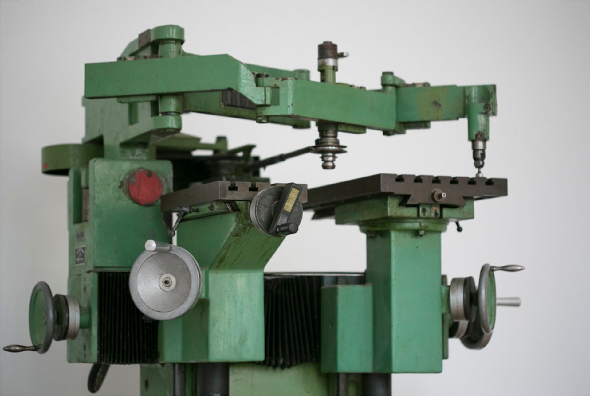 Alte originale Brillenfräse als besonderes Designelement und Verkaufspult im Optiker-Shop