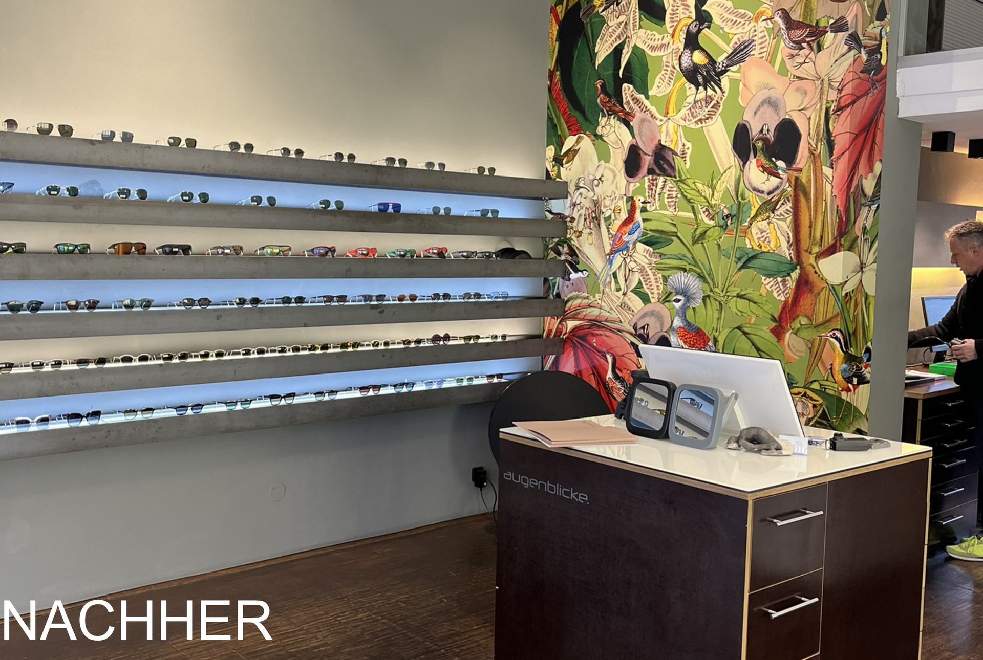 Nachher-Ansicht des Optiker-Shops Augenblicke mit rohen Stahlträgern, LED-Lichtband und Designtapete im Verkaufsraum
