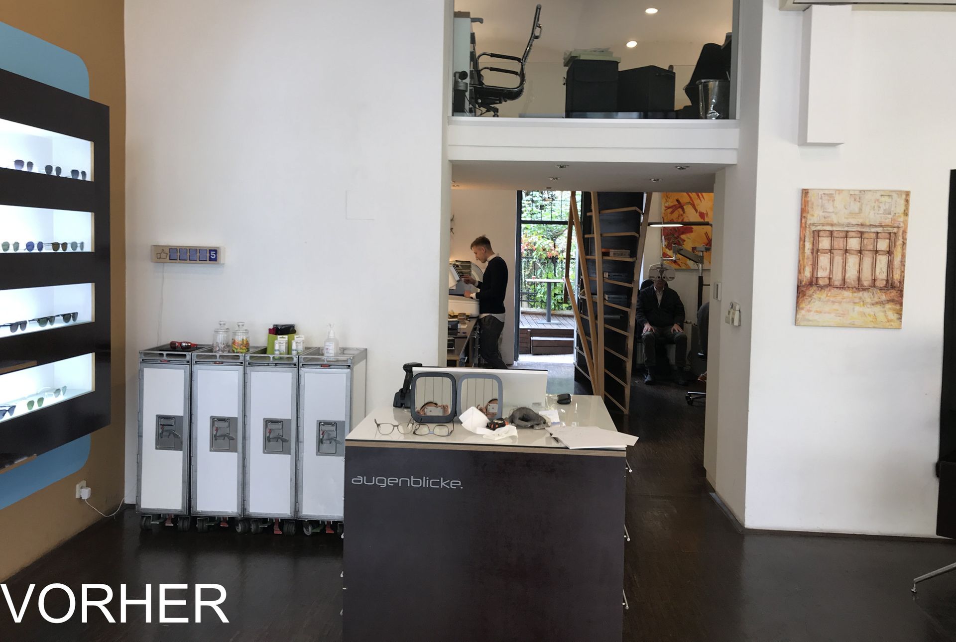 Vorher-Ansicht des Optiker-Shops Augenblicke in Mödling mit bestehendem Verkaufspult und wenig Brillenpräsentation