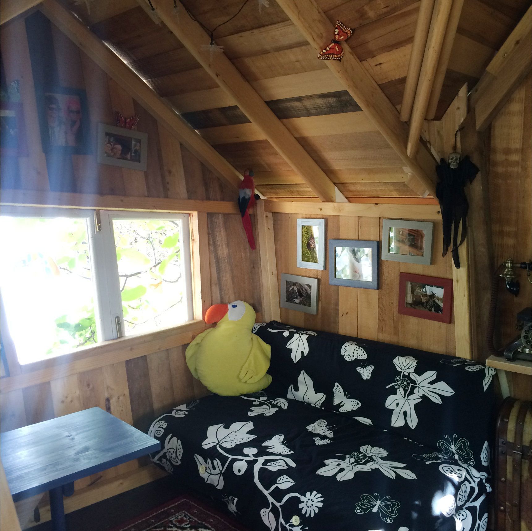 Innenraum eines individuell geplanten Baumhauses mit Sitzbank und Holzverkleidung