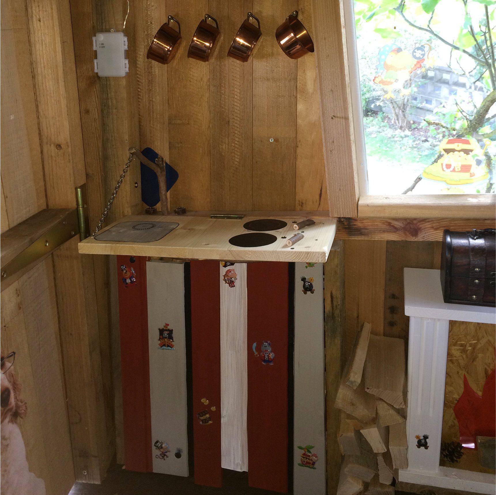 Kinderküche aus Holz im individuell gestalteten Baumhaus
