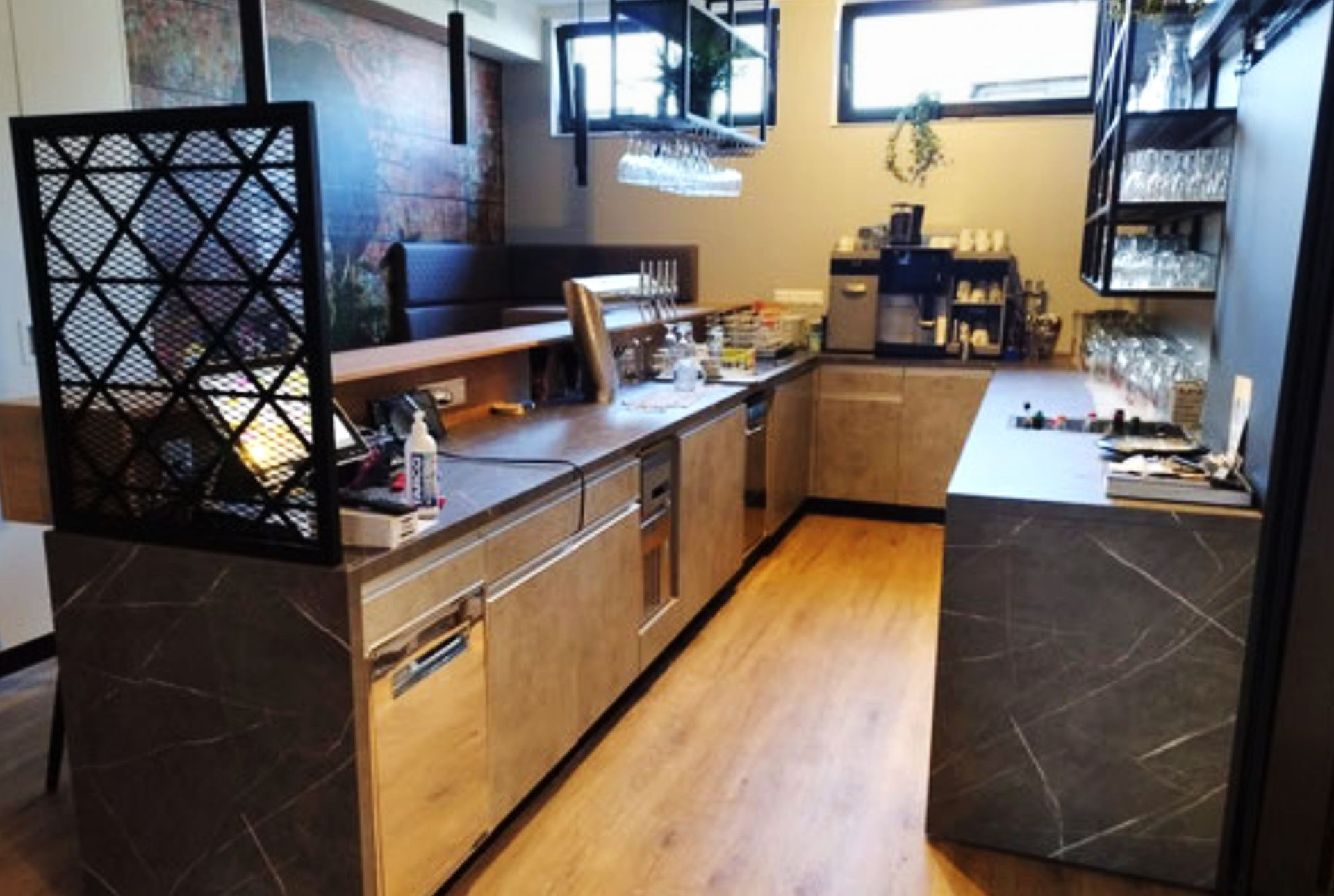 Neue Schank im Industrial Style mit schwarzem Metall, Holz und optimierter Wegeführung im Gasthaus K